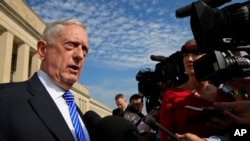 Le ministre américain de la Défense Jim Mattis, s'adresse aux journalistes au Pentagone, le 27 juillet 2018.