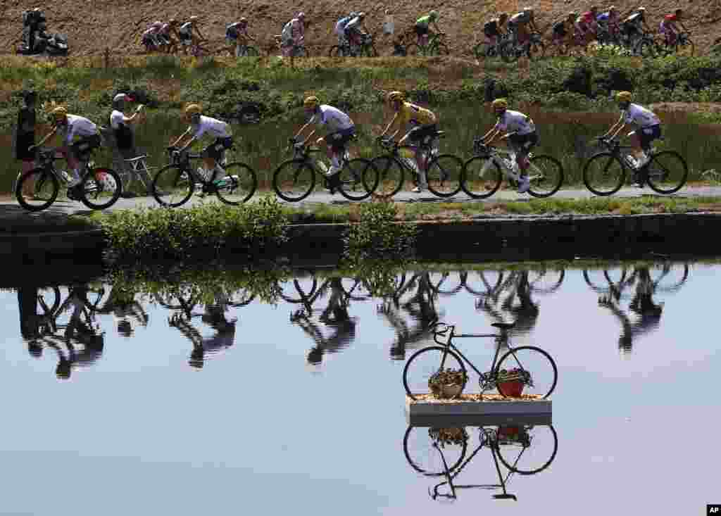 លោក Geraint Thomas នៃចក្រភពអង់គ្លេសស្លៀកឈុតពណ៌លឿងនិងលោក Chris Froome (ខាងឆ្វេងលោក Thomas) កំពុងជិះកង់ជាមួយក្រុមក្នុងការប្រណាំងចម្ងាយ១៦០.៥គីឡូម៉ែតដែលចាប់ផ្តើមពី នៅទីក្រុង Vittel និងបញ្ចប់នៅ La Planche des Belles Filles ប្រទេសបារាំង។