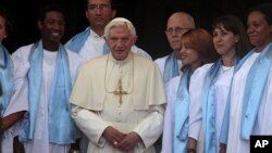 O Papa Bento XVI durante a visita que efectuou à Igreja da Virgem da Caridade do Cobre, patrona de Santiago de Cuba. (AP Photo/Esteban Felix, Pool)