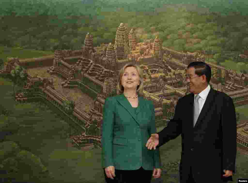 En la visita a Camboya, el país fue declarado como oficialmente abierto a la inversión estadounidense.