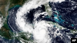 Foto de satélite de la NASA muestra al huracán Delta cuando se acercaba a la península de Yucatán el martes 6 de octubre de 2020.