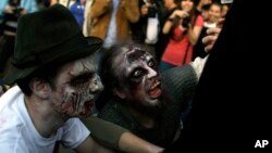 Algunos de los participantes del festival, vestidos de zombies y con sangre falsa en sus cuerpos, comenzaron a correr para refugiarse del tiroteo.