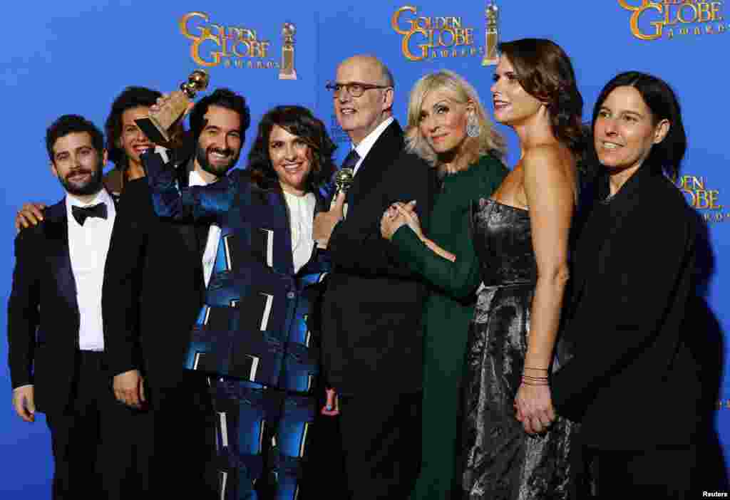 Pencipta program Jill Soloway dan aktor Jeffrey Tambor bersama para pemeran "Transparent" berpose di belakang panggung bersama piala mereka yang meraih penghargaan sebagai TV Seri-Komedi/Musikal Terbaik dalam Golden Globe ke 72 di Beverly Hills, California (11/1).