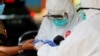 Ilustrasi. Petugas kesehatan yang mengenakan alat pelindung mengambil sampel darah untuk menguji seorang pria terhadap virus corona (COVID-19) di Bogor, Jawa Barat, 7 April 2020. (Foto: Reuters/Willy Kurniawan)