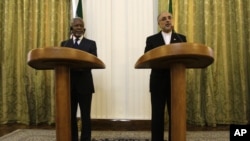 Utusan PBB Kofi Annan (kiri) melakukan konferensi pers bersama Menteri Luar Negeri Iran Ali Akbar Salehi di Teheran (10/7).