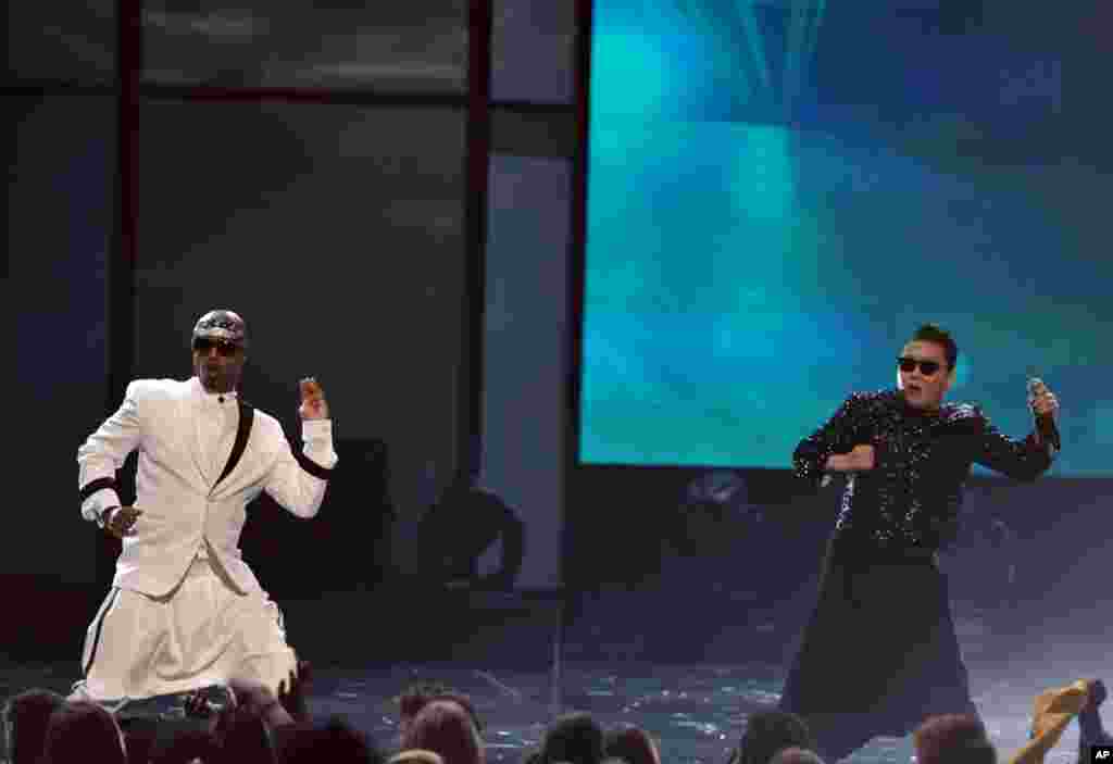 MC Hammer (kiri) menari bersama Psy untuk lagu "Gangnam Style" pada American Music Awards ke-40 (18/11).