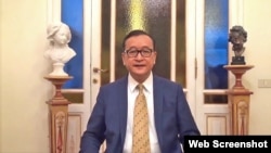 រូប​ឯកសារ៖ លោក សម រង្ស៊ី ថ្លែង​ទៅកាន់អ្នកគាំទ្រគណបក្សតាមរយៈវីដេអូបង្ហោះតាមប្រព័ន្ធអ៊ីនធឺណិត ពីប្រទេសអ៊ីតាលី កាលពីថ្ងៃទី៣០ ខែតុលា ឆ្នាំ២០១៧។ (រូបដកស្រង់ពីវីដេអូ)