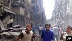 Los ataques en Aleppo, este jueves 28 de abril, destruyeron un hospital y causaron la muerte a decenas de personas incluidos médicos y niños, en zonas bajo control de los rebeles. , 