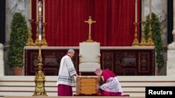 El arzobispo Georg Ganswein besa la Biblia sobre el ataúd del ex papa Benedicto durante su funeral, en la Plaza de San Pedro en el Vaticano, el 5 de enero de 2023. REUTERS/Kai Pfaffenbach