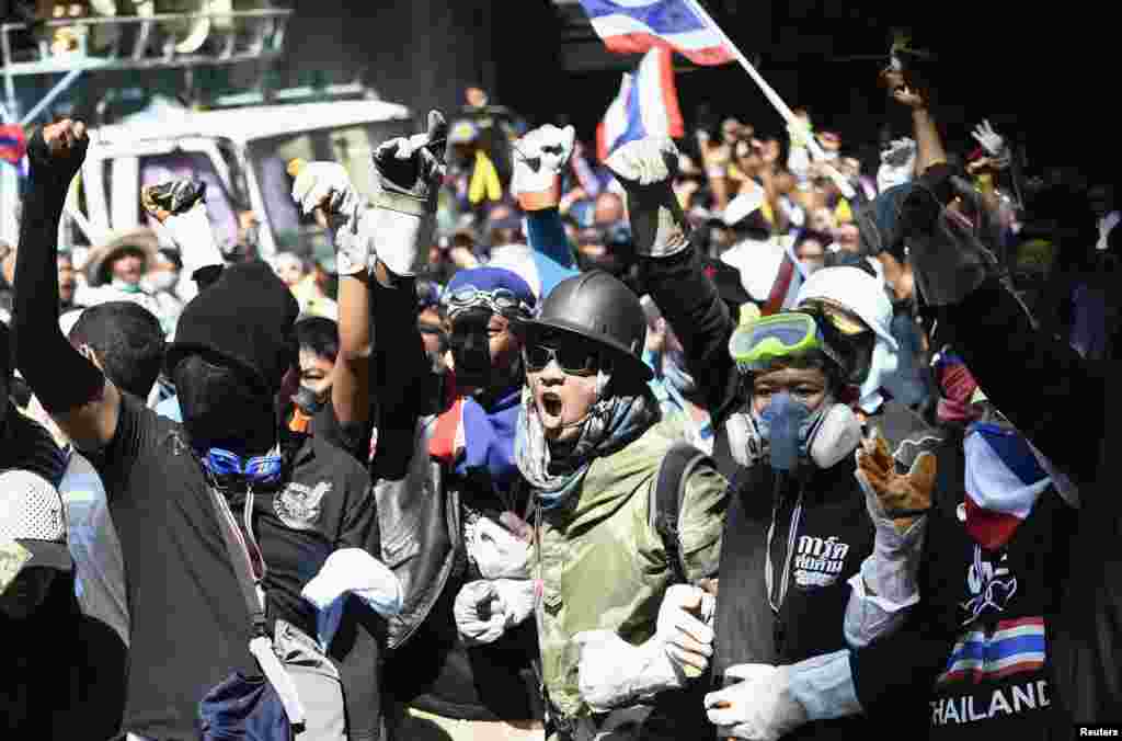 Anti-government protesters shout as they break down the barriers at the Thai Police Headquarters in Bangkok, Dec. 4, 2013. 