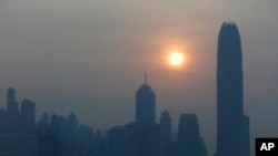 香港商业区黄昏剪影。