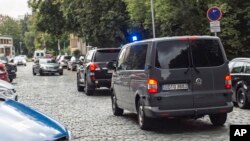 نیرویهای امنیتی آلمان در حال ترک محل دستگیری جابر البکر در شرق آلمان - ۱۹ مهر ۱۳۹۵ 