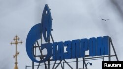 Західні санкції та власні помилки призведуть до того, Росія вже ніколи не відновить свої позиції провідного постачальника енергії у світі. На фото: логотип Газпрому, встановлений на даху будівлі в Санкт-Петербурзі, Росія, 5 лютого 2024. REUTERS