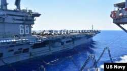 美航母尼米茲號在南中國海航行期間進行補給。（2020年7月7日