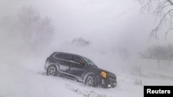 Auotmobil koji je skliznuo sa puta za vreme oluje u Vejnflitu u Ontariju u Kanadi, 24. decembra 2022.