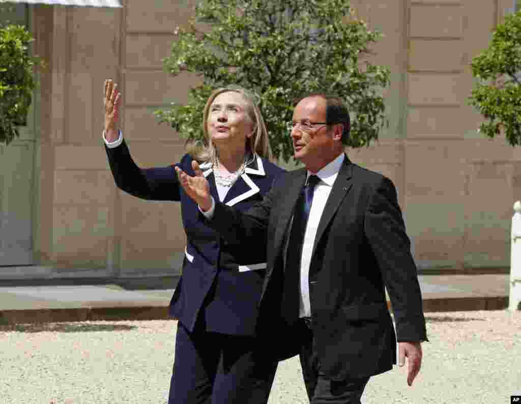 La secretaria Clinton se reunió con el presidente francés Francois Hollande y ambos pidieron parar la matanza en Siria.