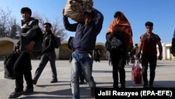 Arhiv - Afganistanske izbjeglice se vraćaju u Afganistan nakon deportacije iz Irana 