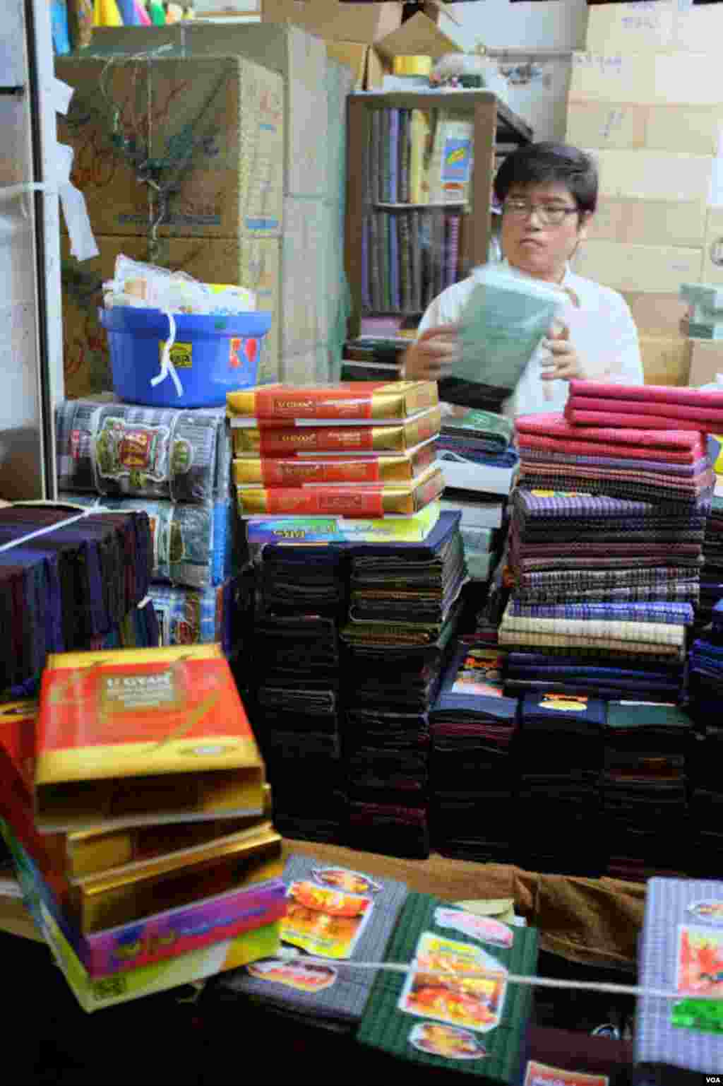 Maung Maung, generasi kedua penjual longyi. (VOA/Steve Herman)