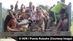 Des femmes et des enfants congolais arrivent au poste-frontière de Chissanda, dans la province angolaise de Lunda Norte, après avoir échappé aux attaques des milices dans la Province du Kasaï, en RDC, mai 2017. (HCR/Pumla Rulashe)