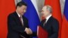Presiden Rusia Vladimir Putin berjabat tangan dengan tamunya, Presiden China Xi Jinping, selama upacara penandatanganan setelah pembicaraan hari kedua mereka di Kremlin, Selasa 21 Maret 2023.