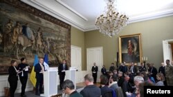 Waziri wa Ulinzi wa Ukraine Oleksii Reznikov na Waziri wa Ulinzi wa Ufaransa Sebastien Lecornu wakihutubia mkutano na waandishi wa habari katika Hotel de Brienne, Wizara ya Majeshi ya Ufaransa, mjini Paris Januari 31, 2023.
