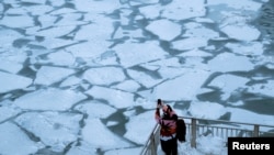 La rivière de Chicago Rivière, transformée en un champ de glace à Chicago, Illinois, États-Unis, le 29 janvier 2019.