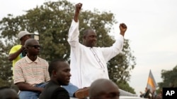 Adama Barrow, candidat de la coalition d'opposition, donné vainqueur de la présidentielle du 1er décembre 2016, salue ses partisans dans le quartier de Talinding, lors de la campagne électorale dans la banlieue de Banjul, en Gambie, le 29 novembre 2016.