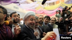 Hassan Rohani, déposant son bulletin de vote dans l'urne à Téhéran lors de l'élection présidentielle du 14 juin 2013. 