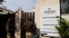 Polisi di pintu gerbang kantor perusahaan farmasi, Marion Biotech di Noida, India, 29 Desember 2022. Marion Biotech memproduksi obat batuk yang terkait dengan kematian sejumlah anak di Uzbekistan. (Foto: Anushree Fadnavis/Reuters)