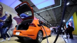 Sebuah mobil listrik buatan Volkswagen dipamerkan dalam event Kanada Internasional Auto Show di Toronto, Kanada, pada 18 Februari 2020. (Foto: Reuters/Chris Helgren)