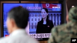 지난 6월 한국 서울역에 설치된 TV에서 김여정 북한 노동당 제1부부장의 대남 발언 관련 소식이 나오고 있다.