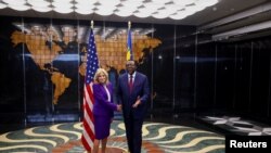 Rais wa Namibia Hage Geingob akisalimiana na mke wa rais wa Marekani Jill Biden wakati wa ziara yake katika kituo chake cha kwanza kwenye ziara yake barani AfriKa katika ikulu katika mji mkuu wa Windhoek Namibia. 