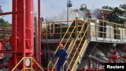 Zaposleni rade na gasnoj bušotini ukrajinske državne energetske kompanije Naftogas u zapadnoj regiji Lavov, 1. oktobra 2022.