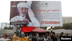 Sebuah papan iklan yang menggambarkan kandidat presiden Afghanistan Ashraf Ghani ditampilkan di Kabul, Afghanistan 25 September 2019. (Foto: Reuters/Mohammad Ismail)
