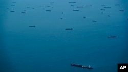 ARCHIVO - Cargueros esperando en la Bahía de Panamá antes de cruzar el Canal de Panamá, en Ciudad de Panamá, el 23 de septiembre de 2023. 