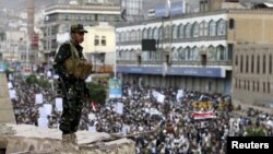 Tentara Syiah-Houthi melakukan penjagaan keamanan dalam aksi unjuk rasa ribuan warga Yaman di Sana'a (foto: dok). 