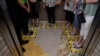 Para pengunjung sebuah mall berdiri di dalam lift sesuai aturan social distancing untuk mencegah penyebaran virus corona, di Surabaya, Jawa Timur, 18 Maret 2020. (Foto: Antara via Reuters)