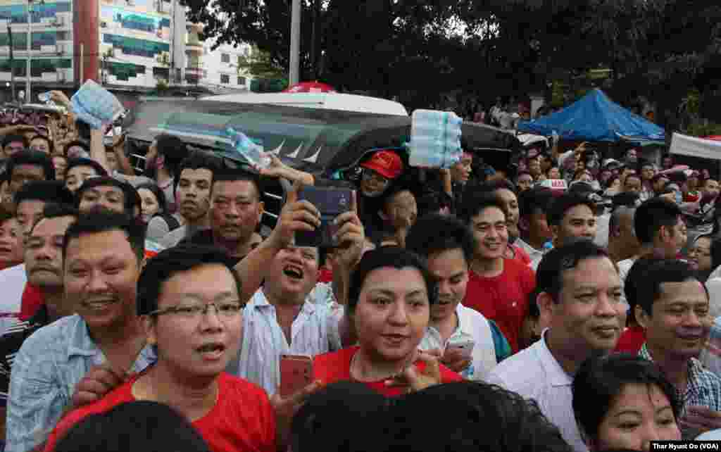Myanmada o'tgan parlament saylovlarida Aun San Su Kiy boshliq muxolif partiya, Demokratiy uchun milliy liganing qo'li baland kelgan. Hukmron partiya mag'lubiyatini tan olmoqda. Oxirgi chorak asrda o'tkazilgan ilk erkin saylovlar bu.