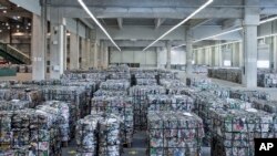 资料图-堆积在德国一家回收工厂的废旧铝罐。这些回收的铝罐将被运往美国重新加工提炼成铝材。