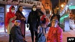 Wananchi wa Iran wakiwa nje baada ya tetemeko la ardhi kupiga Tehran, Mei 7, 2020. 