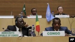 Waandamani wa Palestina wajificha nyuma ya pipa la taka wakati wa mapambano na wanajeshi wa Israeli dhidi ya uvamizi wa Israel huko Gaza, karibu na makazi ya ayahudi ya Bet El, karibu na mji wa Ramallah, Ukingo wa Magharibi, July 25, 2014.&nbsp;