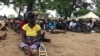 Metuge: Campo de deslocados do centro agrário de Napala. Distribuição de alimentos por PMA a deslocados da insurgência em Cabo Delgado.