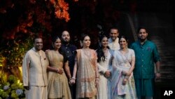 มูเกช อัมบานี ถ่ายภาพครอบครัวในพิธีหมั้นของลูกชาย อนันต์ อัมบานี กับราดิก้า เมอร์ชานต์ ในพิธีหมั้นหมายในนครมุมไบ อินเดีย เมื่อ 19 ม.ค. 2023 (เอพี)