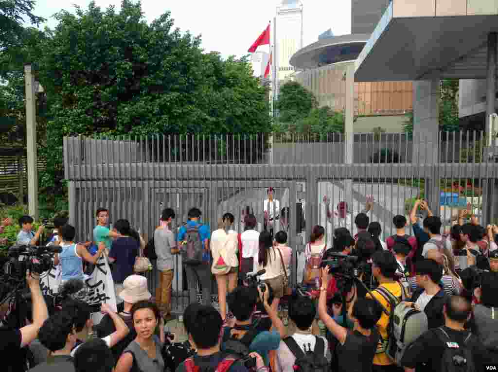 香港学联大专界罢课星期三继续在添马公园举行(美国之音图片/海彦拍摄)