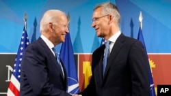 El presidente de EEUU, Joe Biden, y el secretario general de la OTAN, Jens Stoltenberg, se estrechan la mano durante un encuentro de la alianza en Madrid, España, el 29 de junio de 2022.