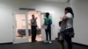 Un oficial orienta a las personas en un tribunal de inmigración en Miami, el 10 de enero de 2024.

