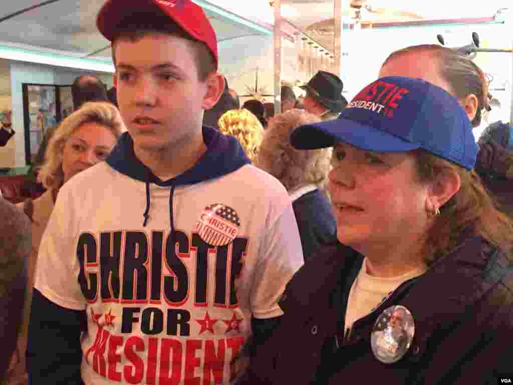 Governor Chris Christie (Republican, New Jersey) supporters in New Hampshire, Feb. 9, 2016. (Photo: K. Gypson / VOA)