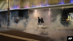 香港民眾在聖誕平安夜逃避港警向示威者發射的催淚彈。 （2019年12月24日）