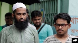 Tersangka Saad-al-Nahin (kanan) and Masud Rana, yang ditahan atas pembunuhan seorang blogger, berdiri di depan media di Dhaka, Bangladesh (14/8).
