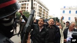Polisi wa kutuliza ghasia akikutana uso kwa uso na waandamanaji katika mji mkuu Tunis, Tunisia, 18 Jan 2011